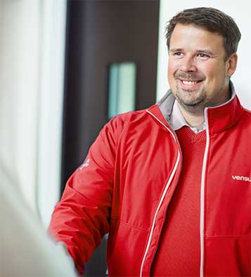 Employee giving a personalised on-site security consulation