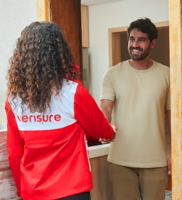 Employee giving a personalised on-site security consulation